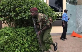 Un soldado permanece en guardia en el lugar donde se produjeron una explosión y un tiroteo en un complejo hotelero del norte de Nairobi, Kenia.