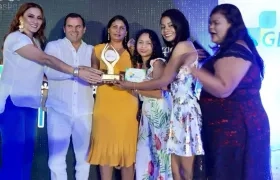 Representantes de Eco de Colombia con el premio GEMAS.