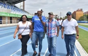 Miladis y Anthony Zambrano caminan por la pista atlética de la mano del alcalde Alejandro Char y el secretario José Luis Álvarez. 