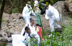 Las autoridades realizaron la inspección de los cadáveres.