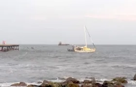 Velero en emergencia en Puerto Colombia.