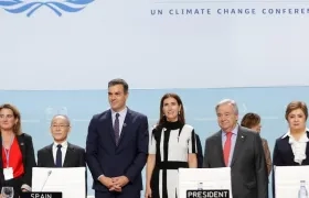 La presidenta de la COP25 y ministra de Medio Ambiente chilena, Carolina Schmidt (c), acompañada por el presidente del Gobierno español, Pedro Sánchez (3i).