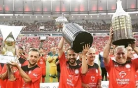 Zico celebra con la Copa Libertadores. 