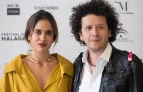 Los colombianos, la actriz Carolina Ramírez y el director Rubén Mendoza, posan tras la presentación de la película "Niña errante" dentro del 22 Festival de Málaga de Cine Español. 