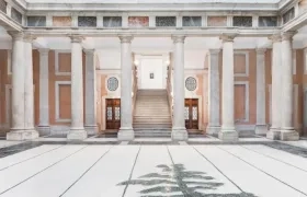 El gran vestíbulo del veneciano Palazzo Grassi que exhibe un mosaico de Luc Tuymans que forma parte de "La piel".
