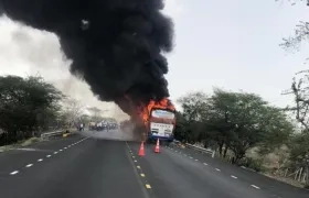 El bus se incendió en la tarde de este sábado.