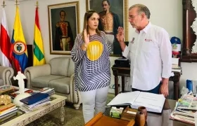 Karina Orozco cuando se posesionaba ante el gobernador Eduardo Verano.
