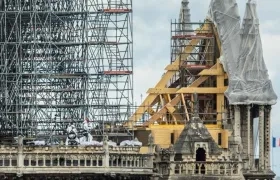 Vista de los trabajos de consolidación en la fachada de la Catedral de Notre Dame, este miércoles en París, Francia. EFE/ Christophe Petit Tesson