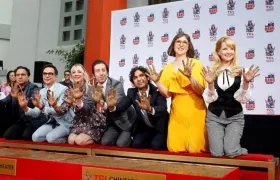El elenco de "The Big Bang Theory" puso las manos en el cemento del Teatro Chino.