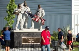 El monumento de los tres astronautas que llegaron a la Luna.