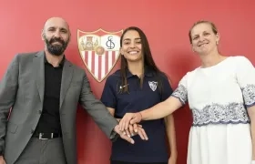 Isabella Echeverri tras firmar su contrato con el Sevilla. 