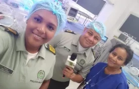 Patrulleros visitan a Danabel Durán en la Clínica de Maternidad Rafael Calvo..