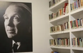 Vista de un retrato del escritor argentino Jorge Luis Borges en la Biblioteca Nacional de Buenos Aires.