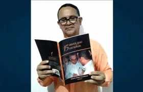El escritor Fausto Pérez Villarreal, hojeando su libro ’15 voces que escriben’, publicado por la Editorial Santa Bárbara, de Alfonso Ávila.   