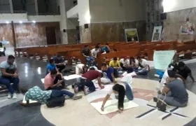Estudiantes del 'sí a clases' en la Catedral Metropolitana de Barranquilla.