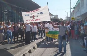 Trabajadores de los CDI del ICBF protestaron en Barranquilla.