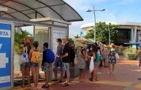Turistas hacen fila para abordar una lancha en Cartagena