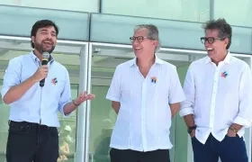 El Alcalde de Barranquilla, Jaime Pumarejo al lado de Martín Bés (Secretario General del BID) y Luiz Ros (Prosecretario del BID)