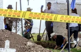 Dentro de estos hallazgos están los cuerpos de personas que fueron inhumadas de manera ilegal con botas de caucho y el cuerpo de un niño.