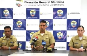 El Capitán de Puerto, CF Carlos Urbano, explicando las medidas.
