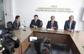 Ministro de Hacienda, Alberto Carrasquilla, explica las medidas.