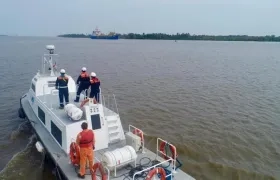Equipo de la Dimar inspeccionando el canal navegable.