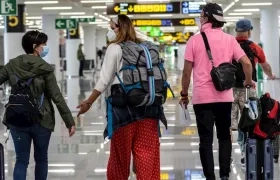 Viajeros ataviados con mascarillas a su llegada al Aeropuerto de Palma de Mallorca, este domingo.