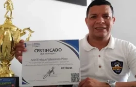 Ariel Valenciano con el certificado de participación.