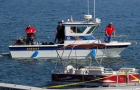Un barco en el lago Piru donde desapareció la actriz Naya Rivera y hoy fue hallado un cuerpo.