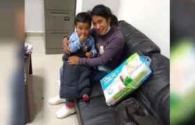 Juanita Pérez con su hijo.