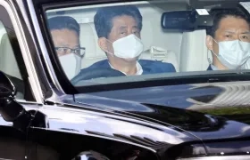 El Primer Ministro, Shinzo Abe (centro), arribando a un hospital de la capital japonesa.