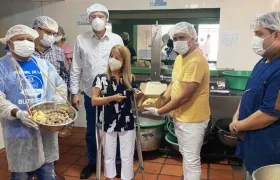 La gobernadora Elsa Noguera visitó una fábrica de butifarras en Soledad.