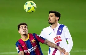El centrocampista del FC Barcelona, Philippe Coutinho, lucha con Sergio, del Eibar.