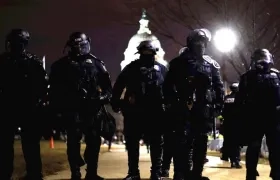 Fuerza policiva custodiando los alrededores del Capitolio.