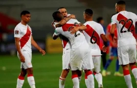 Los peruanos ganaron 2-0 el Clásico del Pacífico a Chile.
