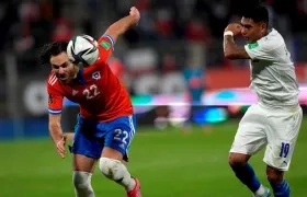  Ben Brereton de Chile disputa el balón con Santiago Arzamendia de Paraguay hoy, en un partido de las eliminatorias sudamericanas para el Mundial de Catar 2022 entre Chile y Paraguay.
