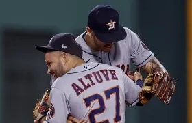Carlos Correa y José Altuve, peloteros de los Astros. 