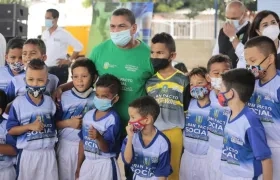 Víctor Danilo Pacheco con algunos de los niños beneficiados. 