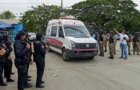 Salida en ambulancia de los heridos del motín en la cárcel de Guayaquil.
