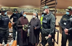 Gloria Cecilia Narváez (c) a su llegada al aeropuerto El Dorado de Bogotá (Colombia). La religiosa colombiana regresó al país luego de permanecer secuestrada durante más de cuatro años por grupos yihadistas.