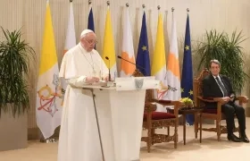 El presidente chipriota Nicos Anastasiades con el Papa Francisco en el Palacio Presidencial en Nicosia, Chipre.