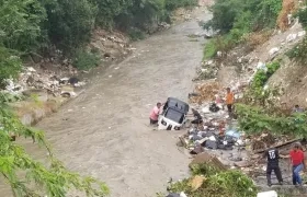 Motocarro atrapado por el arroyo 'El Salao'. 
