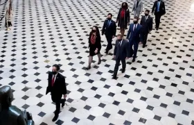 Encargados de la acusación a expresidente Donald Trump caminan por el National Statuary Hall.