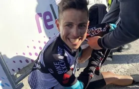 Esteban Chaves sonríe en la meta tras lograr el segundo lugar. 