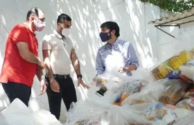 El alcalde Jaime Pumarejo recibiendo los mercados por parte de la comunidad islámica. 