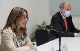  La secretaria de Estado de Comercio de España, Xiana Méndez Bértolo, habla hoy, junto a al embajador de España en Colombia, Marcos Gómez.