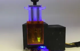 Ingenieros del MIT y de la Universidad de Harvard han diseñado un pequeño dispositivo de sobremesa que puede detectar el SARS-CoV-2 a partir de una muestra de saliva.