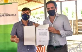 El Alcalde Jaime Pumarejo y el Gerente de la Triple A, Jairo De Castro, con el documento de cesión.