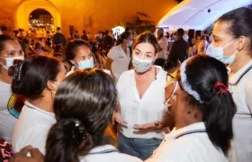 La directora del ICBF, Lina Arbeláez, dialoga con jóvenes en Cartagena.