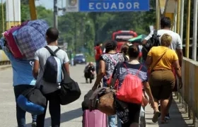 Migrantes venezolanos pasando de Colombia a Ecuador.